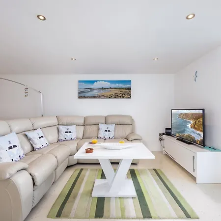 25 Rocklands In Newquay New Quay