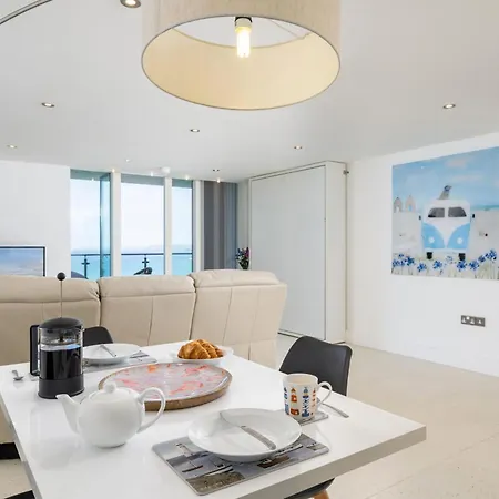25 Rocklands In Newquay New Quay