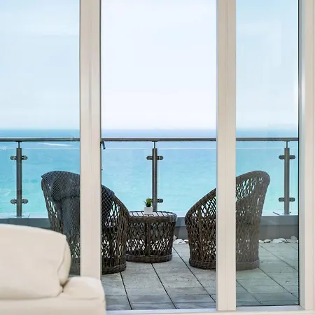25 Rocklands In Newquay *
